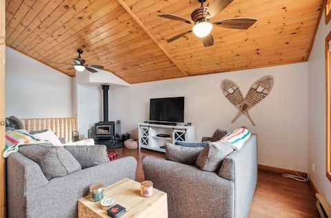 Top performing Airbnb: Classic Canadian Cottage with Million Dollar View in Algonquin Highlands
