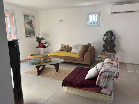 Popular Airbnb listing: 2 bedroom villa with vineyard/sea view in La Croix Valmer