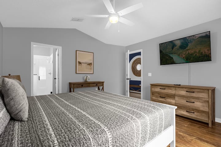 Predný primárny apartmán s manželskou posteľou King, 55-palcovou inteligentnou televíziou a vlastnou sprchou. 