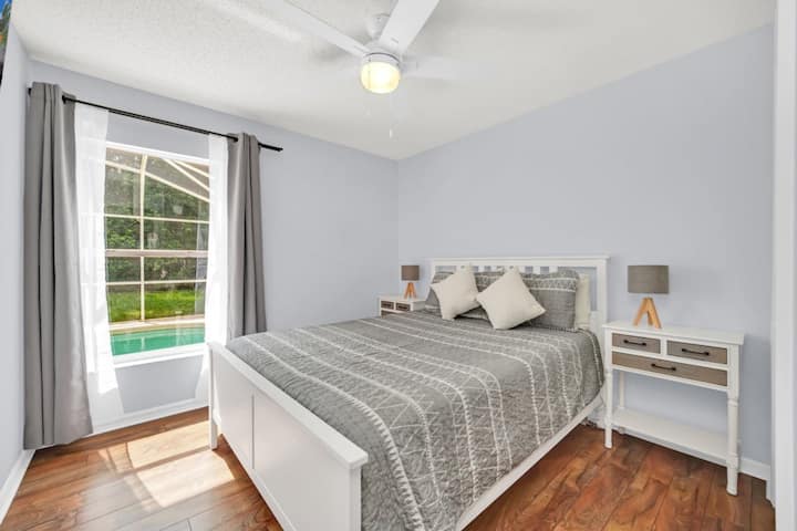 Spálňa s manželskou posteľou a stropným ventilátorom Hunter, 100% organickou plachtou, spoločnou kúpeľňou a 55-palcovou inteligentnou televíziou