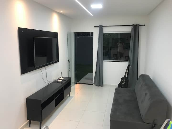 غرفة معيشة بها تلفزيون 4K مقاس 50 بوصة.