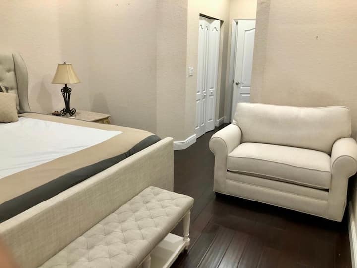 Dormitorio 2 (cama tamaño king y sofá cama individual)