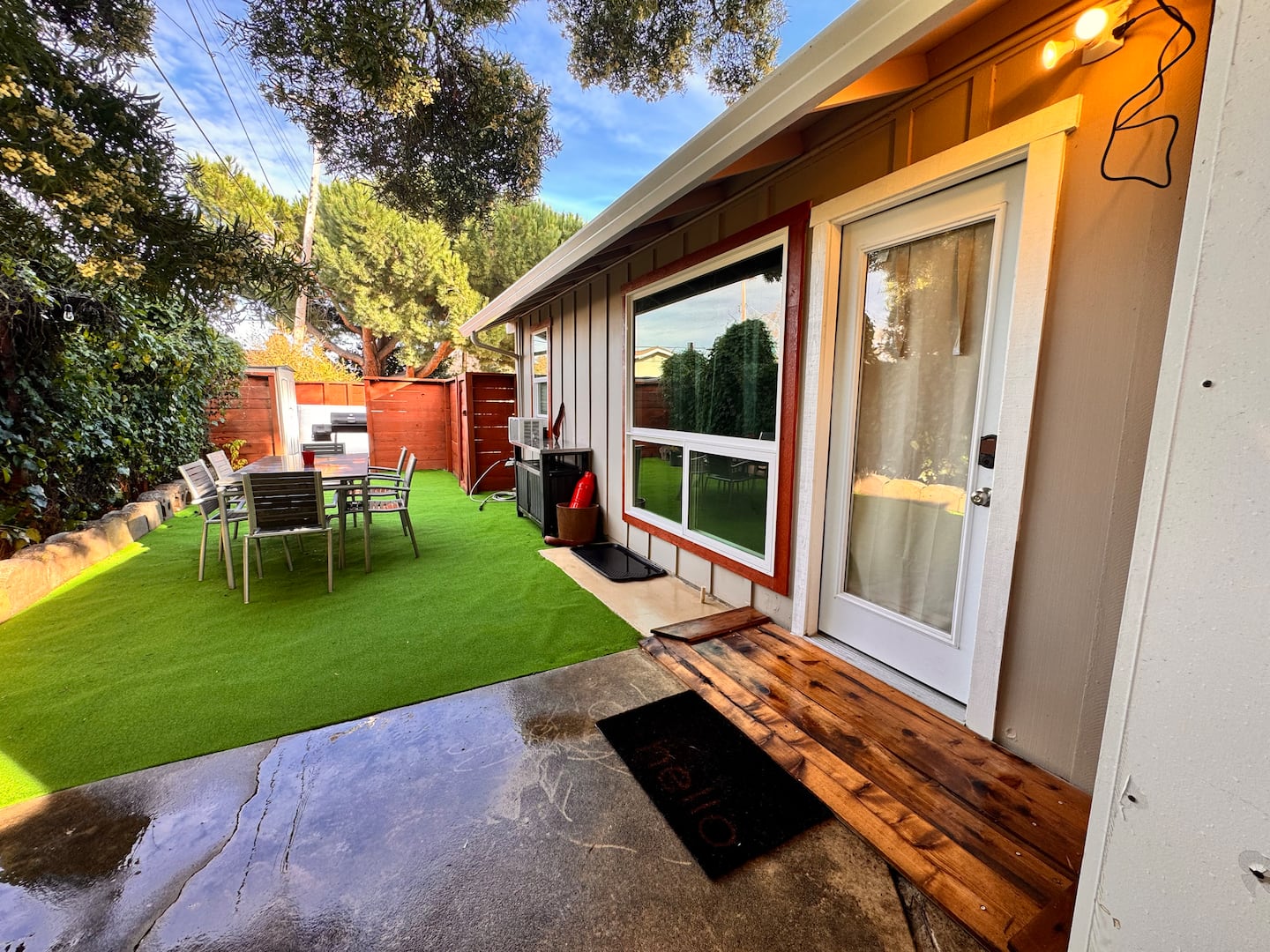 Garden and outdoor dining at Simple and Serene