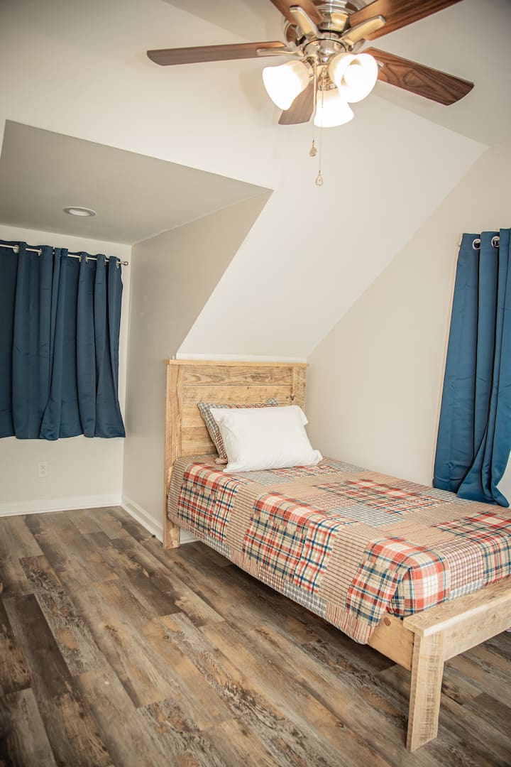 Спалнята на горния етаж разполага с 2 единични легла и смарт телевизор