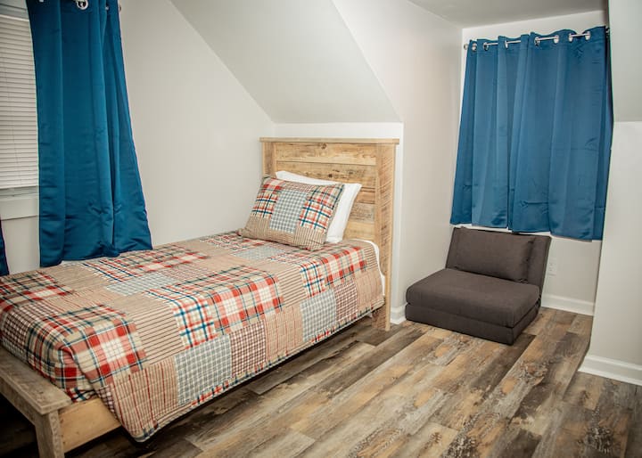 Флип стол с две единични легла. Перфектен за дете или малък възрастен.