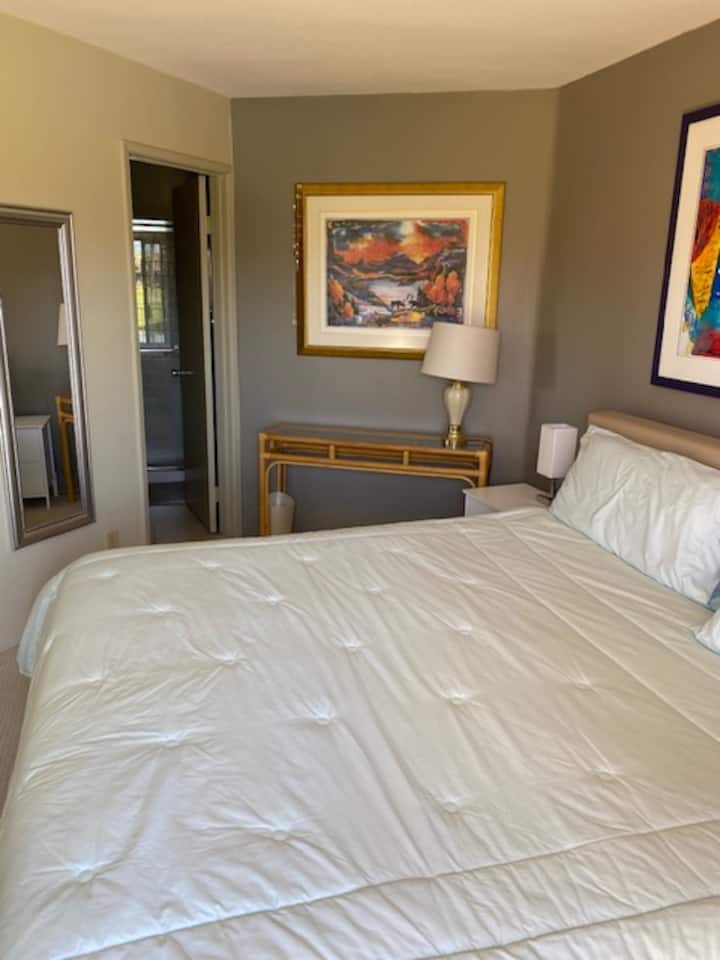 Este es el segundo dormitorio. Tiene una cama king size.