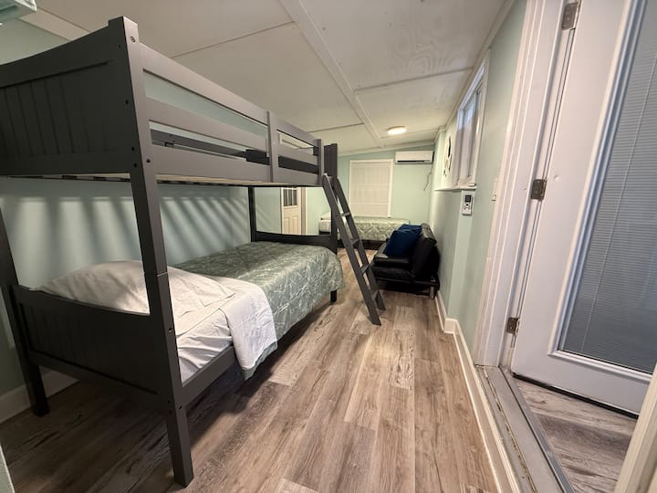 Во третата спална соба има три единечни кревета и кауч на спуштање.