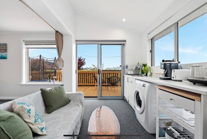 Studio W Huge Deck N Stunning View; Walk To Shops - Hobart