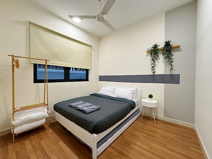 1 cama tamaño queen y 1 cama individual