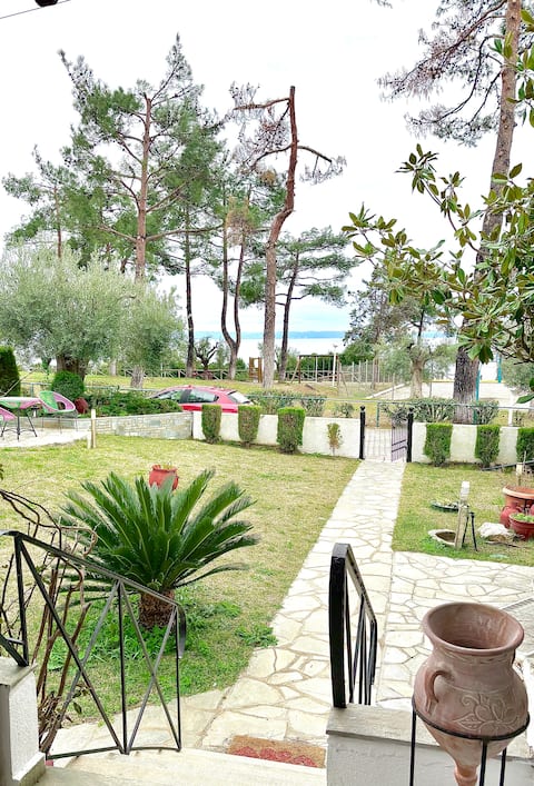 Luxury Seaside Maisonette with Private Garden