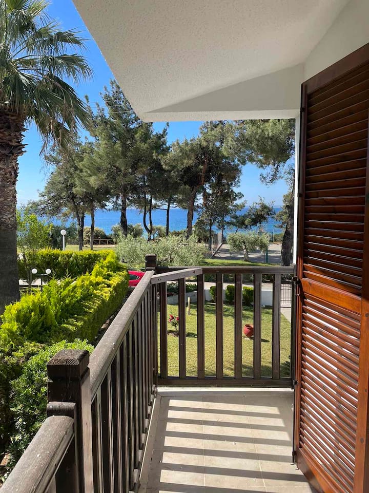 Luxury Seaside Maisonette with Private Garden