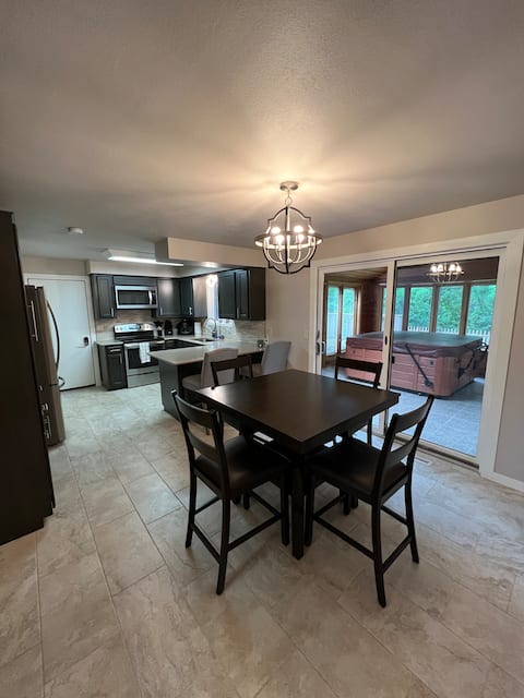 Quiet 4 Bedroom Home w/ Hot Tub