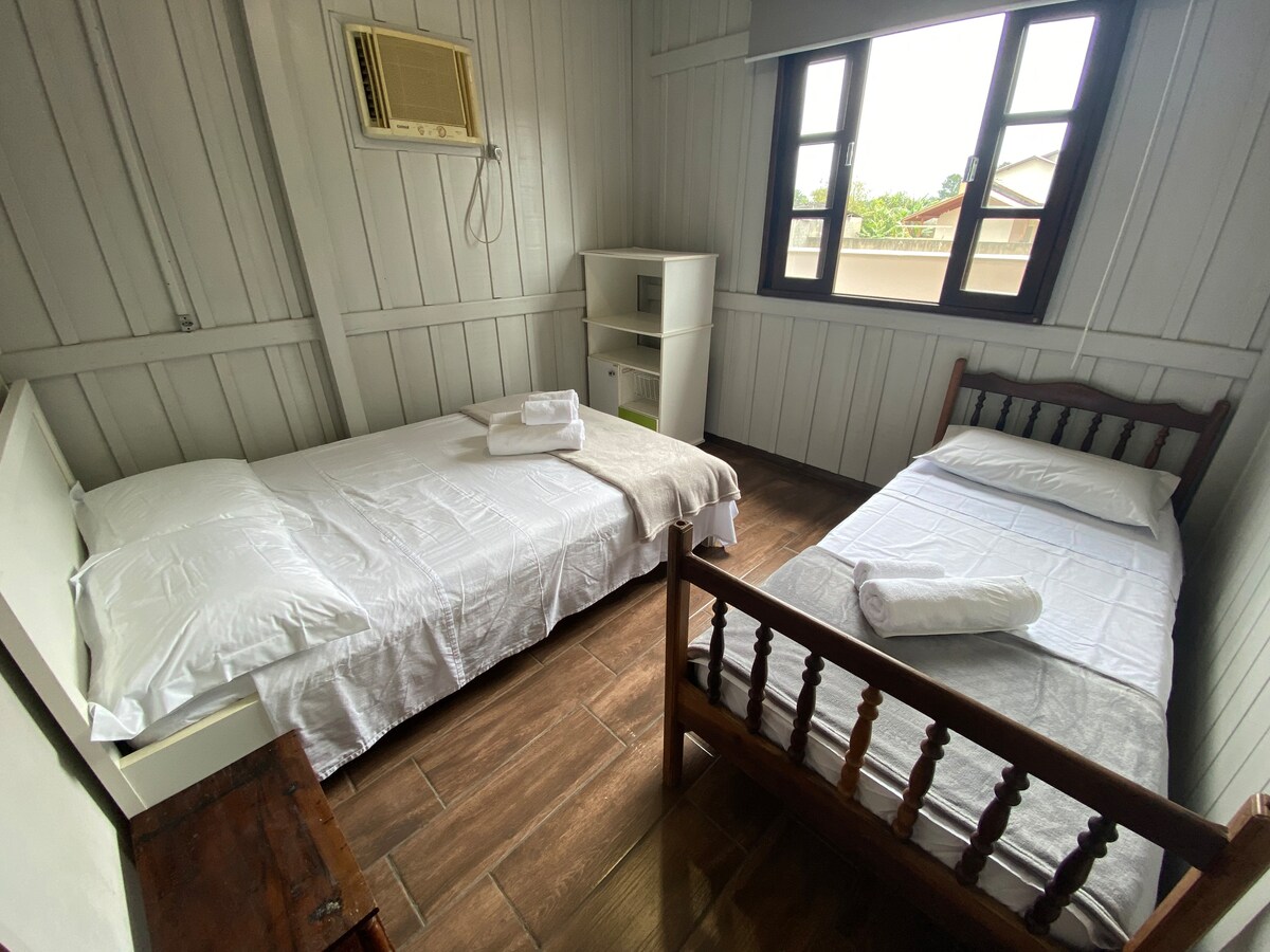 Kitanda 1 cha watu wawili na kitanda 1 cha mtu mmoja, Kiyoyozi cha hewa ya moto na baridi 