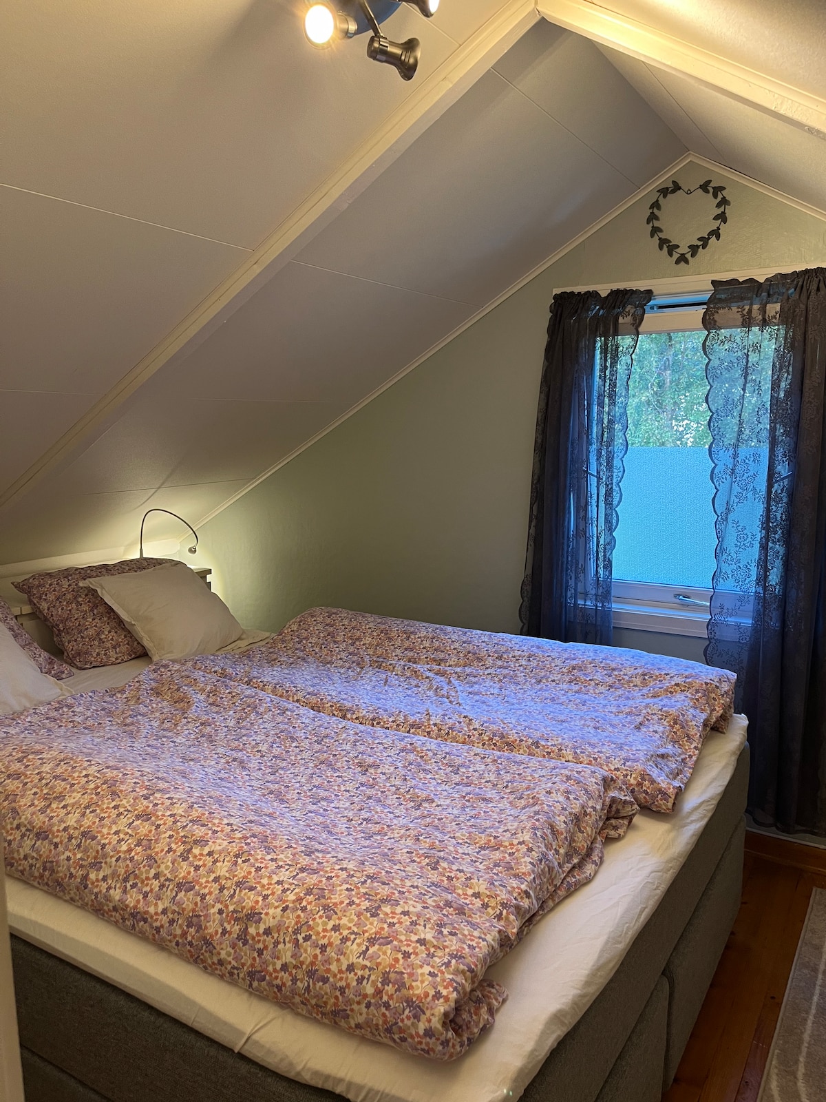 Krevet širine 150 cm. Prozor. Kos krov, može stajati uspravno u sredini prostorije. 