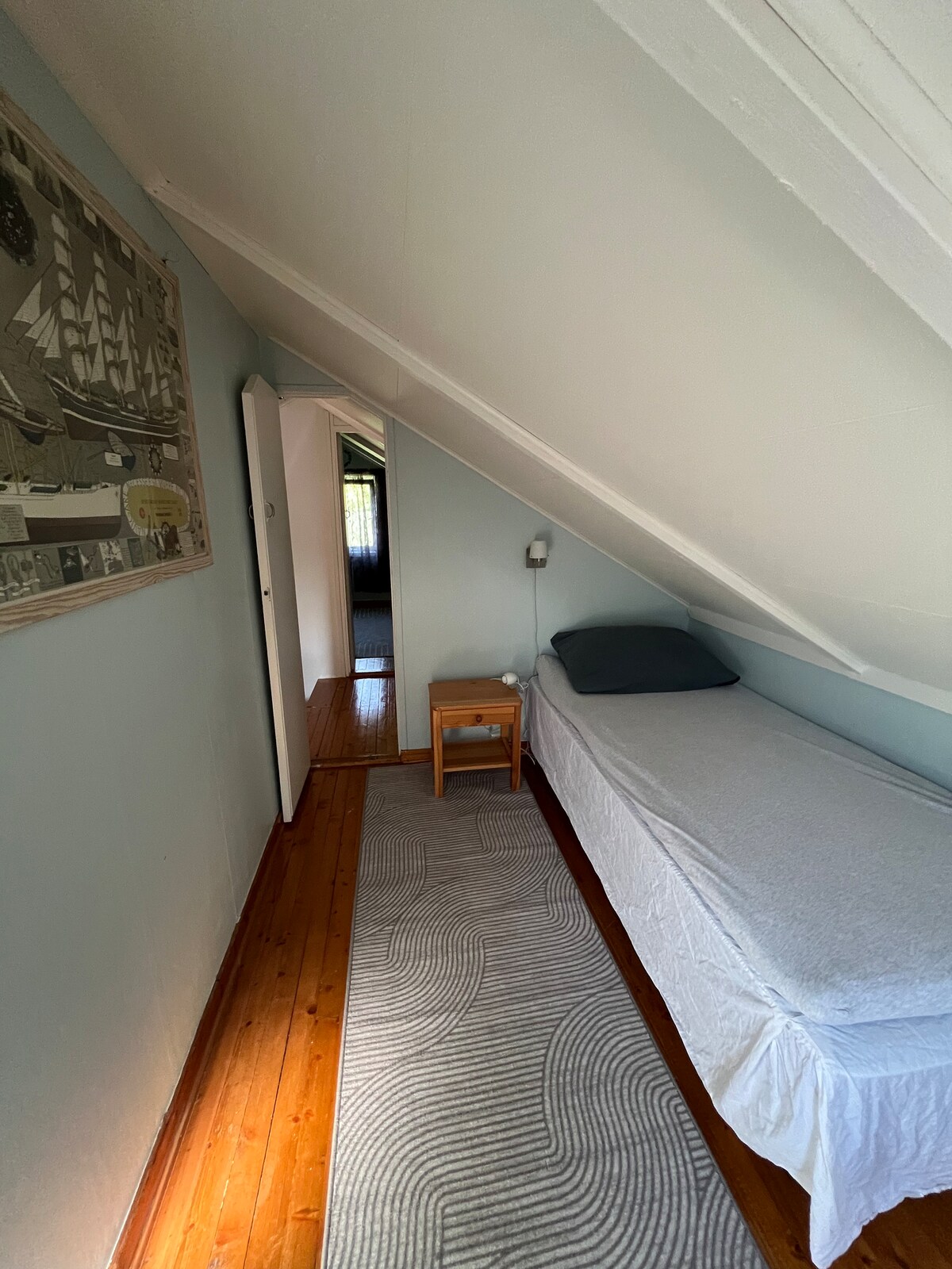 Mala soba, nagnuti strop. Madrac širine 90 cm. Prozor. 
Prikladno za stariju djecu/tinejdžere.