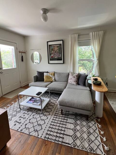 Top performing Airbnb: Walk to Barton Springs, SoCo - 2/1 Bouldin Retreat in Bouldin Creek