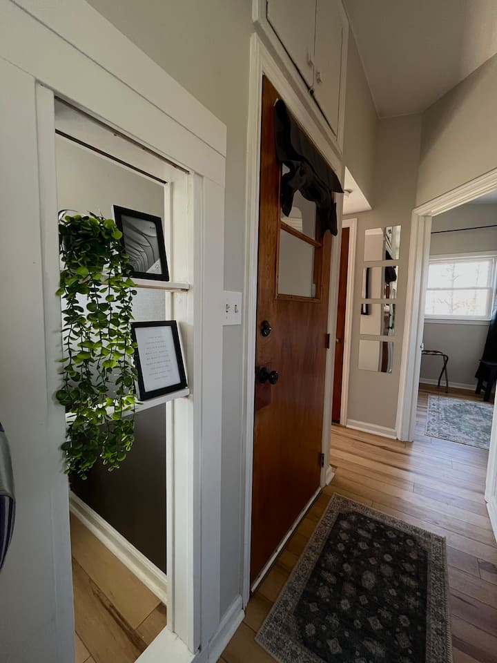 Gang naar badkamer, beide slaapkamers en kast met toegang tot extra beddengoed en kledingrek.