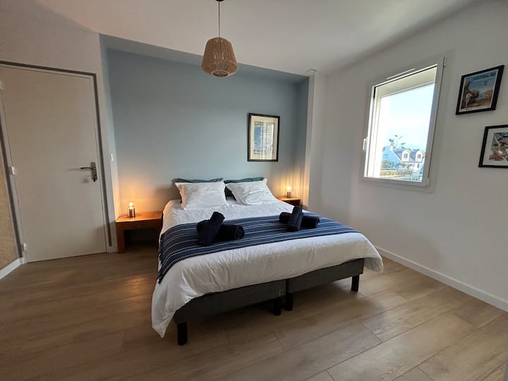 Chambre ''Molène'', un lit 160cm (2 sommiers de 80cm), vue sur l île Molène et sur l île Canton