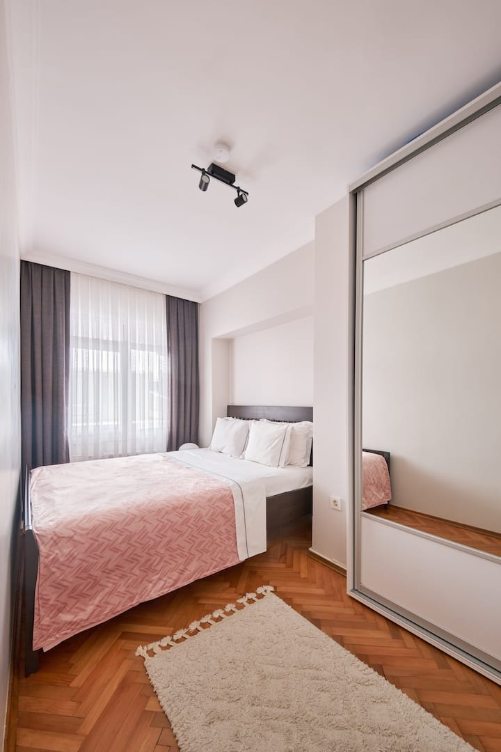 Una cómoda cama con almohadas súper acogedoras para una buena noche de sueño, además de un gran armario con espejo con mucho espacio para todas tus cosas.