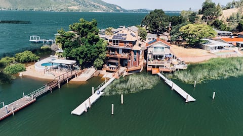 Lakefront | Hottub | Private Dock | 3 Story House