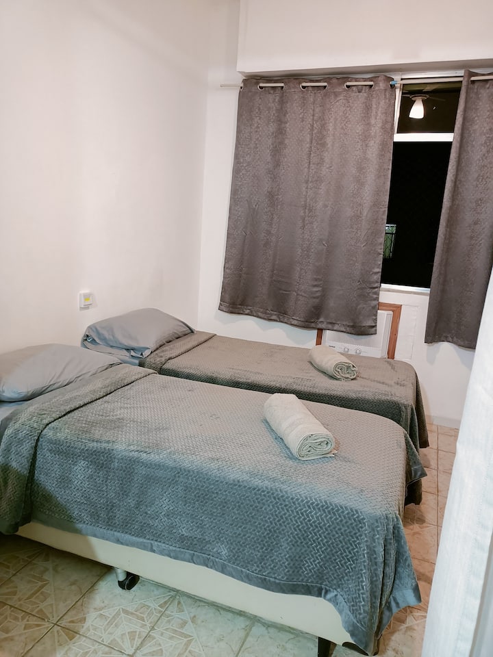 Ერთადგილიანი საწოლები, რომლებიც შეიძლება განთავსდეს ერთად და გახდეს ორადგილიანი საწოლი. 