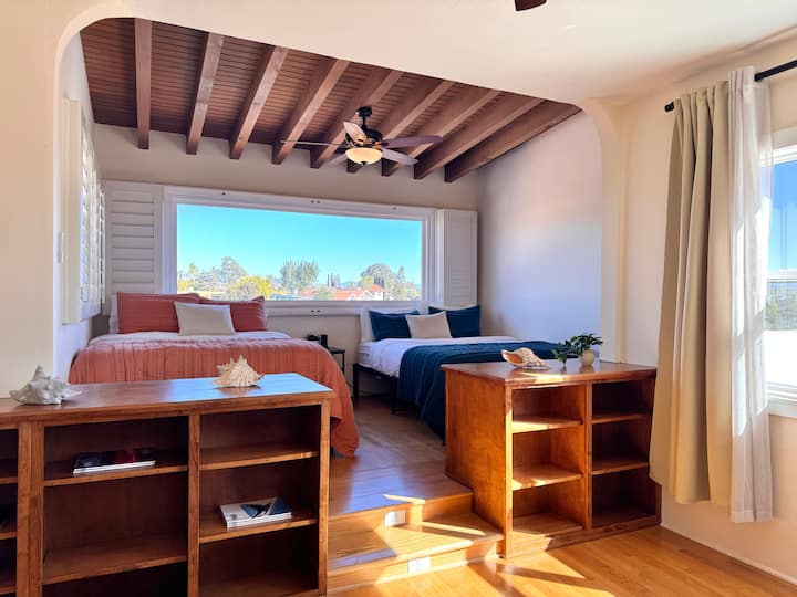 Spavaća soba na drugom katu. Dva dodatna koraka koja vode do kreveta. 2 bračna kreveta (160x200). Ukupno 8 jastuka za spavanje. 