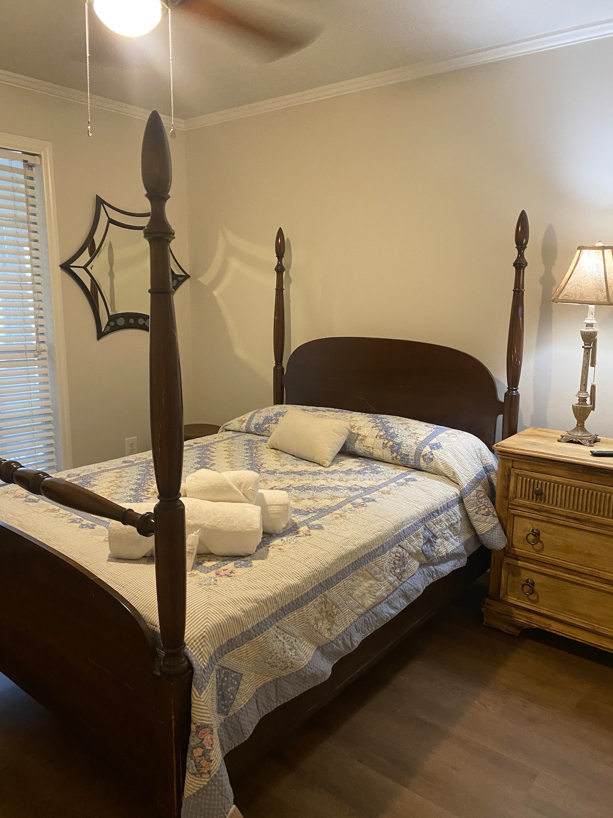 Chumba cha kulala 3 na kitanda cha ukubwa kamili