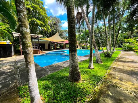 Tropical charm, minutes from IRTRA
