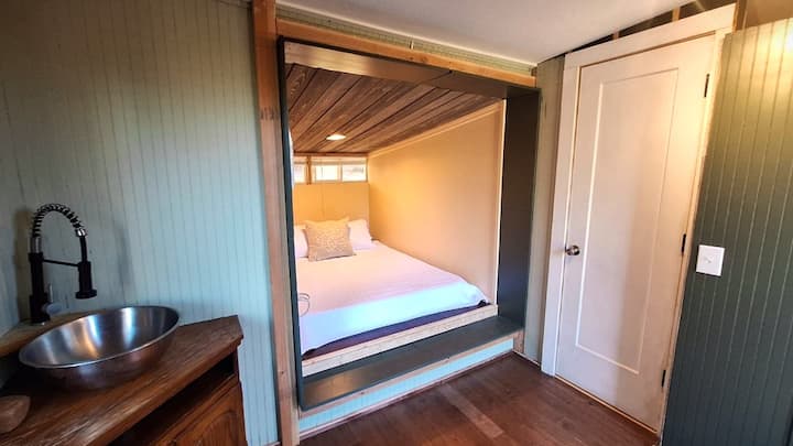 The Tiny Barn - Tiny House Near Hanging Rock - Danbury, NC