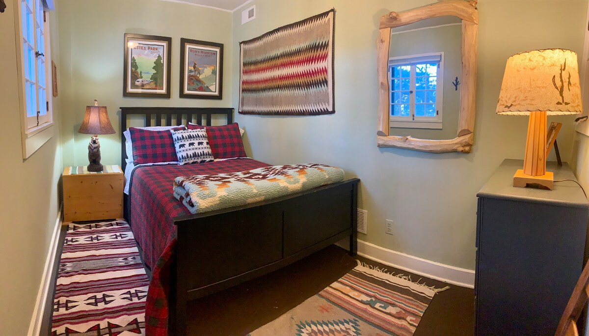 تحتوي غرفة النوم هذه على مدخل خاص تحت البيت. لا يمكن الوصول إليه من البيت الرئيسي.