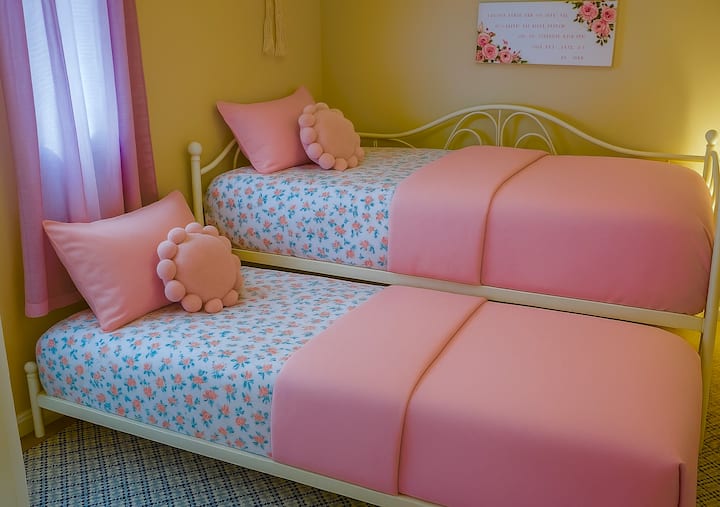 Cette belle maison dispose d'un lit gigogne confortable, composé d'un lit complet et d'un lit simple, conçu pour offrir des arrangements de couchage polyvalents et confortables pour les voyageurs.