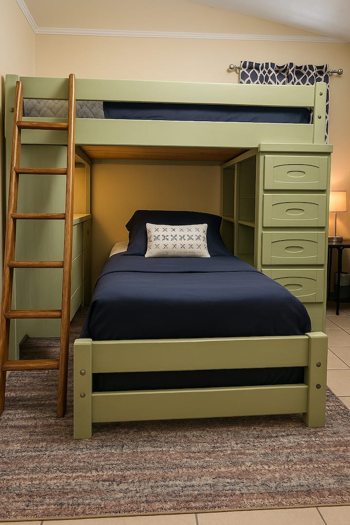 Il y a un lit superposé bien aménagé avec deux lits simples et une demi-salle de bain privée attenante, conçue pour offrir aux voyageurs un espace de couchage confortable, peu encombrant et pratique.