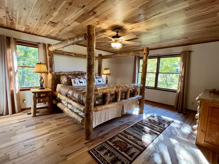 Primárna spálňa s orechovým nábytkom.  