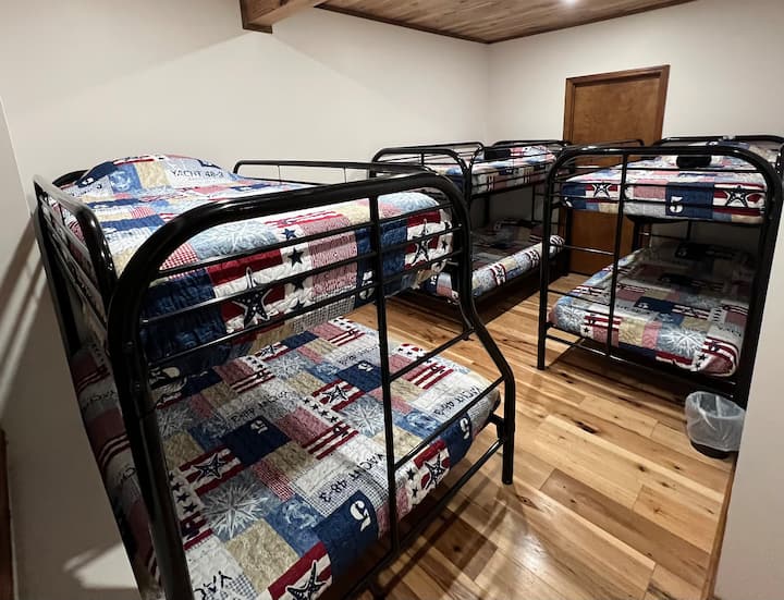 Poschodová izba.  5 dvojlôžkových, 1 manželská posteľ