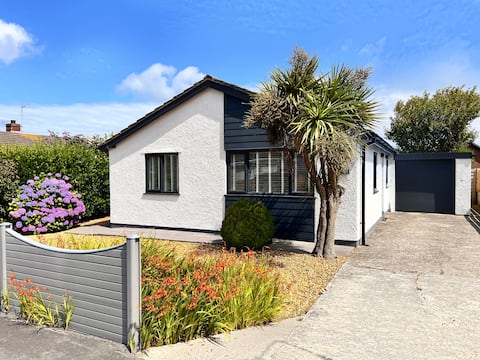 Coastal, Stylish Holiday Home with enclosed garden