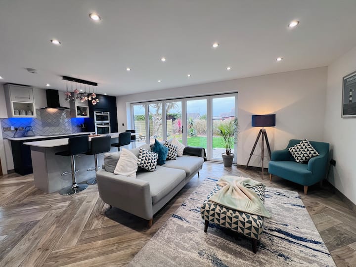 Coastal, Stylish Holiday Home With Enclosed Garden - Anglesey