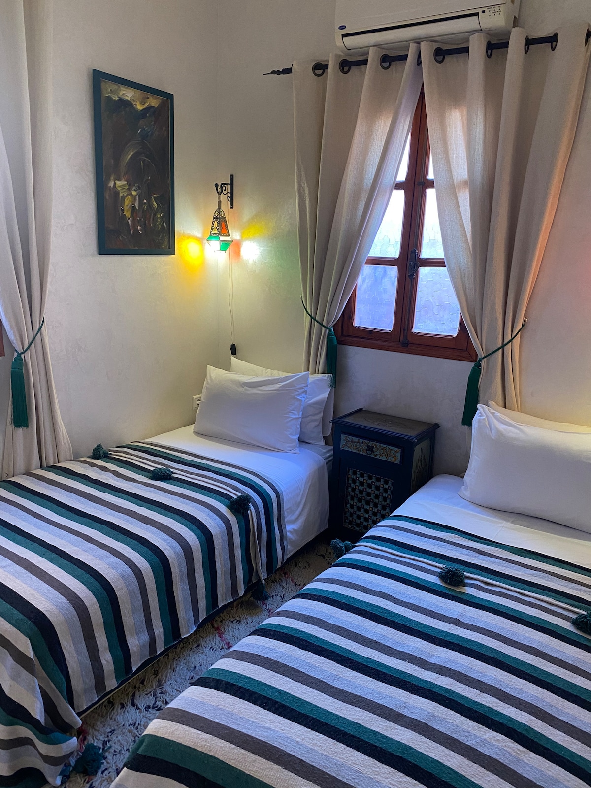 Salle de bain élégante et moderne de Dar Sakaya, offrant un confort premium