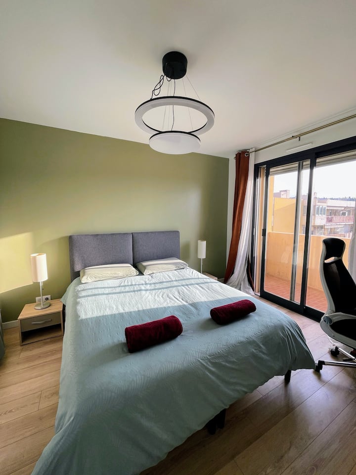 Леглото е 160x200 см. Спалня със съблекалня.