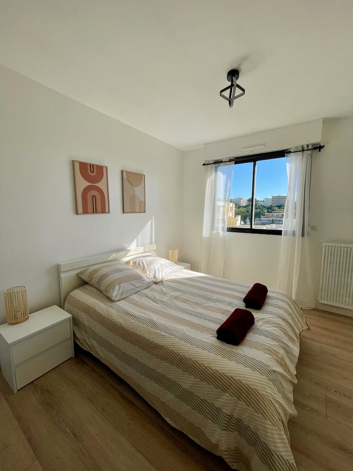 Леглото е 140x190 см. Спалня със съблекалня.