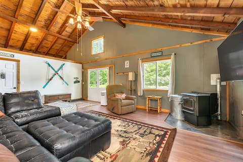 Summer Cabin: Near Lakes- Hot Tub & Dog Friendly