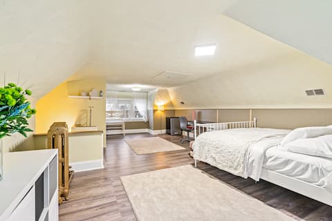 10 Min from Downtown W/Parking/2 Large Beds