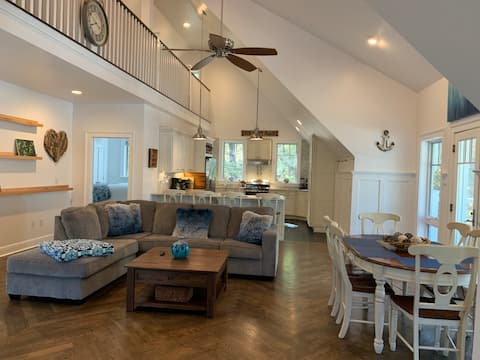 Carriage House On Lake sleeps8