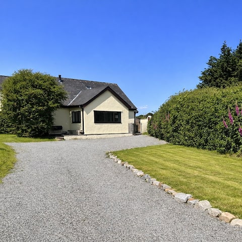 Detached Cottage, Mountain Views, Log Burner