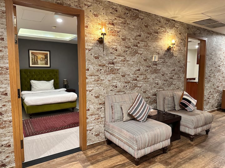 ห้องนอนเสริมพร้อมเตียงควีนไซส์/เตียงเดี่ยวขนาดใหญ่สำหรับการจองมากกว่า 2 คน ทำให้อพาร์ทเมนท์รองรับผู้เข้าพักได้อย่างสะดวกสบายสูงสุด 5 คน