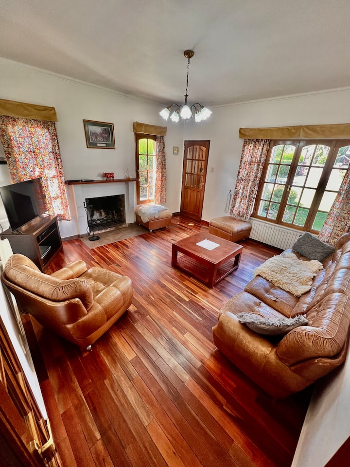 Casa Céntrica De 3 Habitaciones C/ Estacionamiento - El Calafate