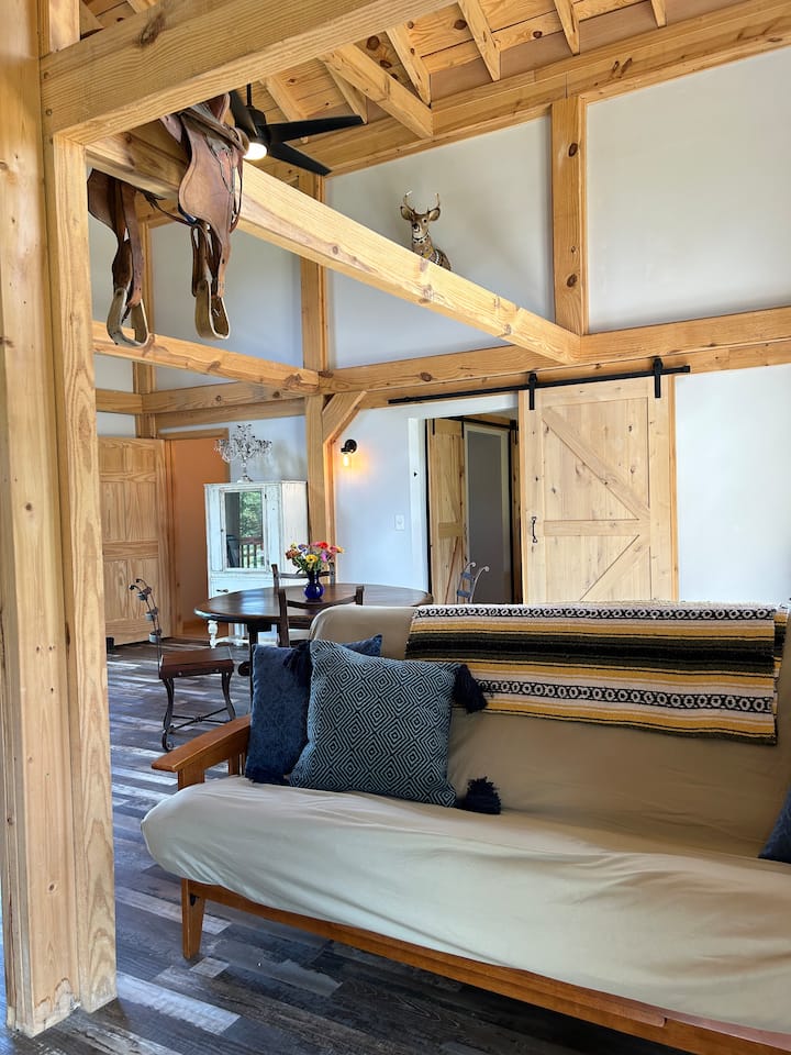 Adorable Barn House In The Tennessee Mountains! - Tennessee