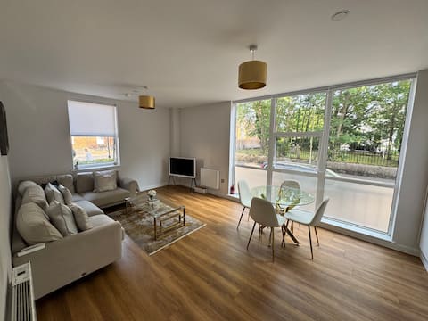 2 bed apartment- fast WiFi + parking in Brentwood