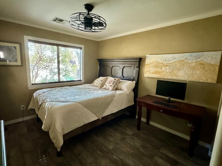 Dormitorio de invitados con espacio de trabajo dedicado. Colchón híbrido tamaño queen de látex orgánico Awara.