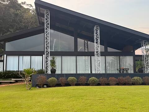 Casa de Campo Ampla e Moderna com Piscina