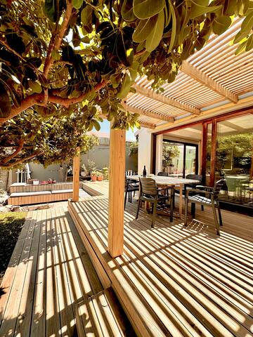 Large sunny open plan stylish home with fab garden